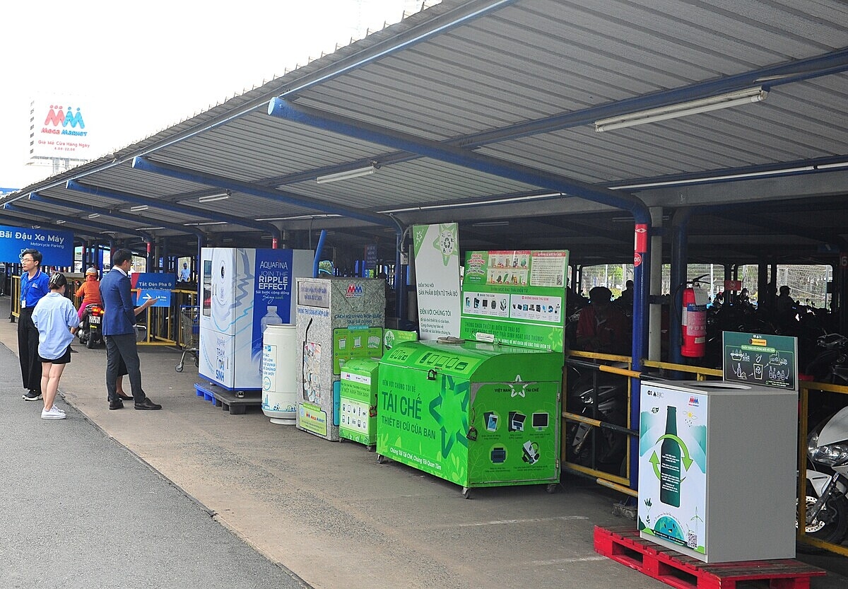 Các trạm thu gom rác thải điện tử, bao bì giấy, chai nhựa, đến lon nhôm được đặt tại trung tâm MM khuyến khích khách mua sắm tham gia vào hoạt động phân loại rác thải.