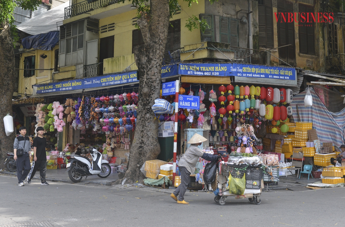 Hàng năm, cứ đến tháng bảy Âm lịch, nhất là những ngày cận kề ngày rằm tại phố Hàng Mã &lpar;phường Hàng Bồ, quận Hoàn Kiếm, Hà Nội&rpar; lại tấp nập kẻ mua người bán vàng mã, ai nấy đều mong muốn có cho mình được những món đồ tươm tất để cúng rằm, dâng cho người đã khuất.