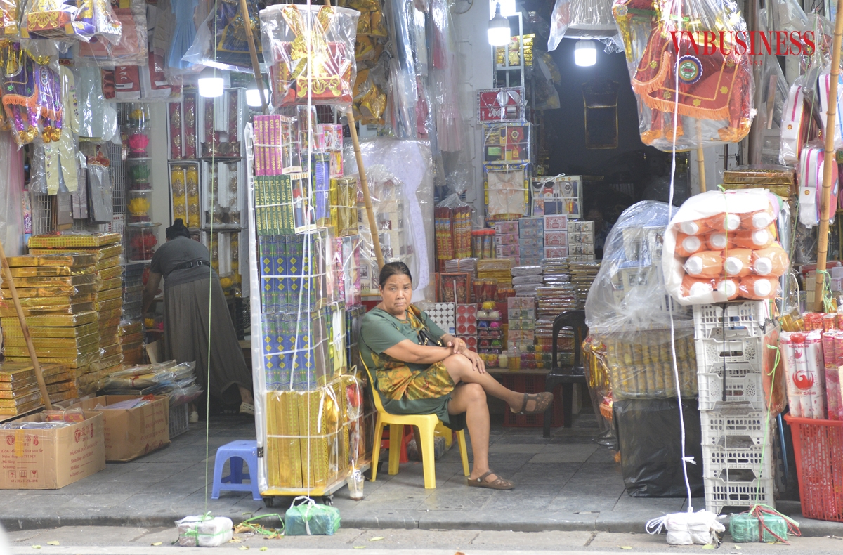 Khác với cảnh tấp nập như trước đây, năm nay những chủ buôn tại đây lại phải chịu cảnh ngồi chơi xơi nước. Tôi không dám nhập nhiều hàng vì những năm gần đây lượng mua giảm đáng kể, một phần là người dân ít đốt, một phần là tại nhiều chùa bây giờ không cho hóa vàng nữa nên không ai mua, một tiểu thương chia sẻ.