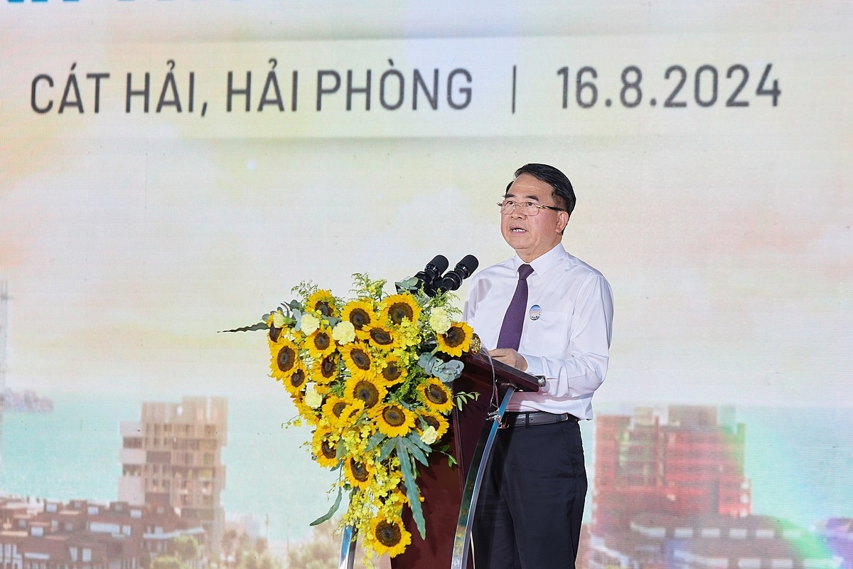 Phó Chủ tịch UBND TP.Hải Phòng phát biểu tại lễ khởi công khu du lịch, dịch vụ thương mại Vịnh Trung tâm Cát Bà.