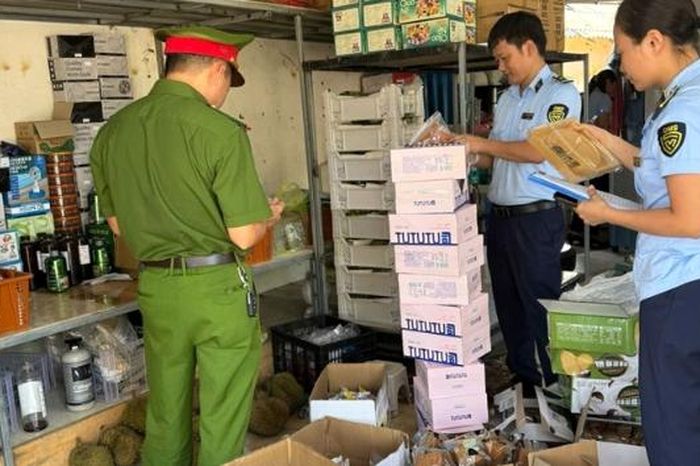 Lực lượng chức năng kiểm tra, phát hiện bánh Trung thu nhập lậu tại cửa hàng của ông V.C.T.