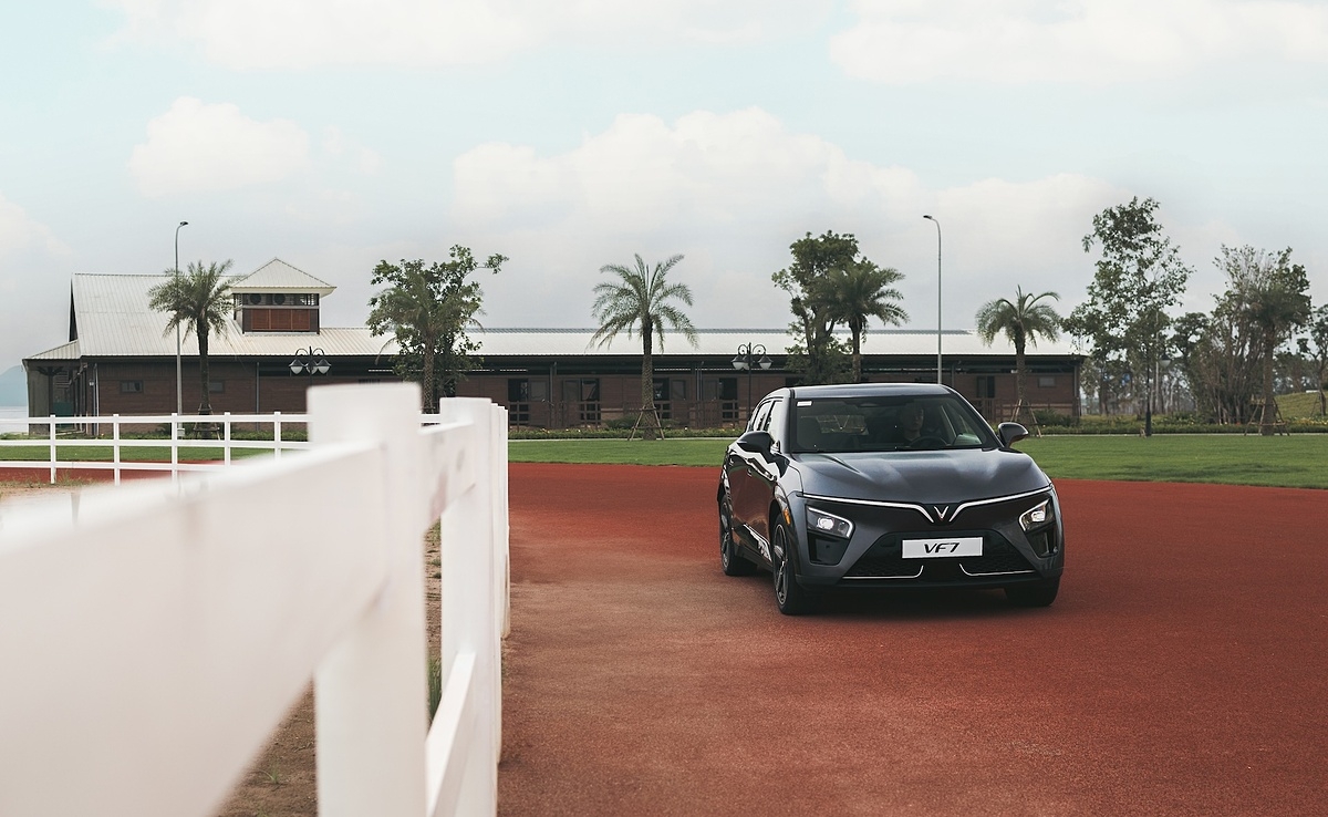 VinFast hiện đang bán mẫu C-SUV với 2 phiên bản là VF 7S và VF 7 Plus, đi kèm giá bán lần lượt 850 triệu và 999 triệu đồng.