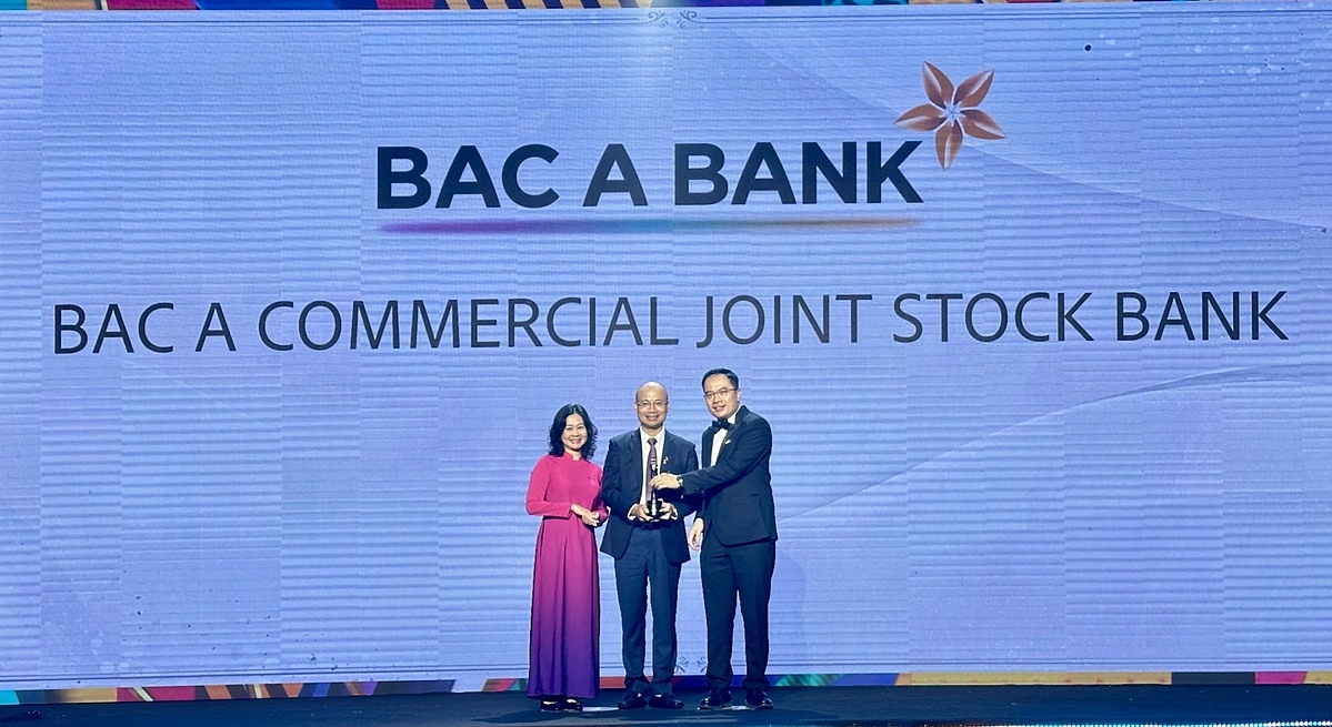 Đại diện ngân hàng TMCP Bắc Á nhận giải thưởng “Nơi làm việc tốt nhất châu Á 2024”.