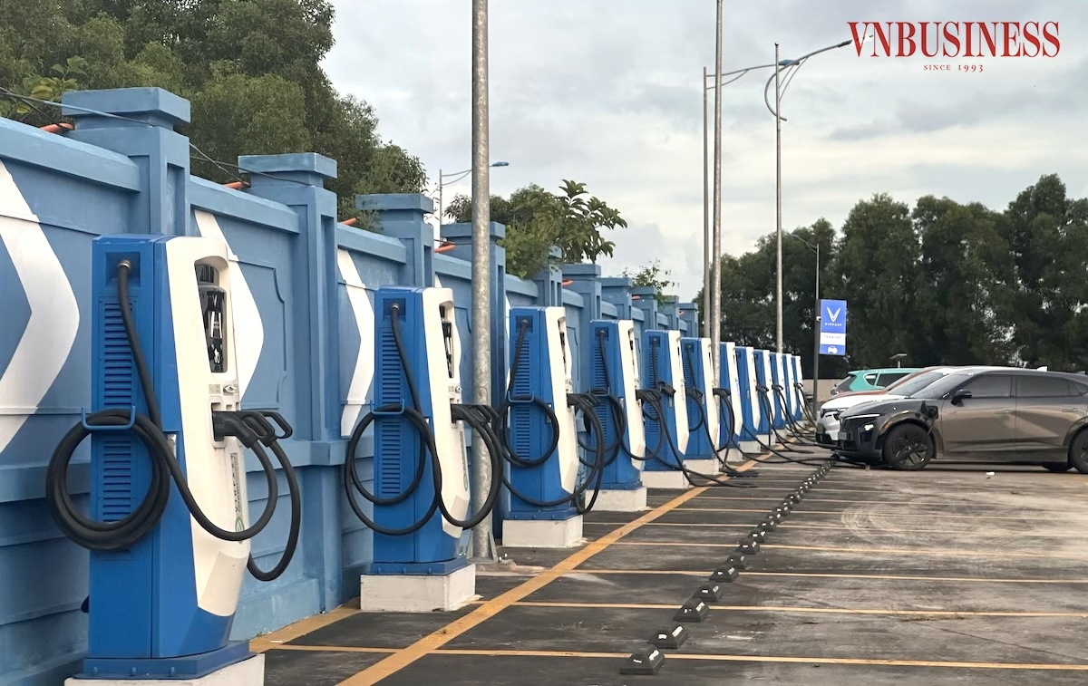 Một trạm sạc xe điện Vinfast tại trạm dừng nghỉ cao tốc.