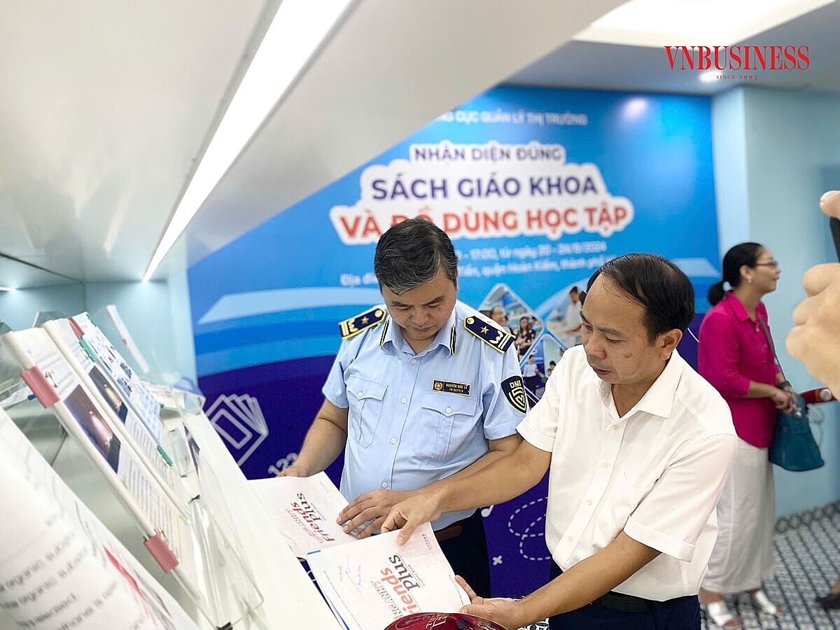 Đại diện Tổng cục QLTT và đại diện NXB Giáo dục Việt Nam chia sẻ cách nhận diện sách thật - giả.