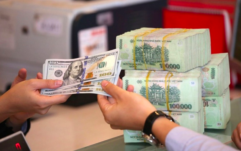So với mức đỉnh từng xác lập, tỷ giá trên thị trường ngân hàng hiện thấp hơn 1,6%, khoảng 390-400 đồng.