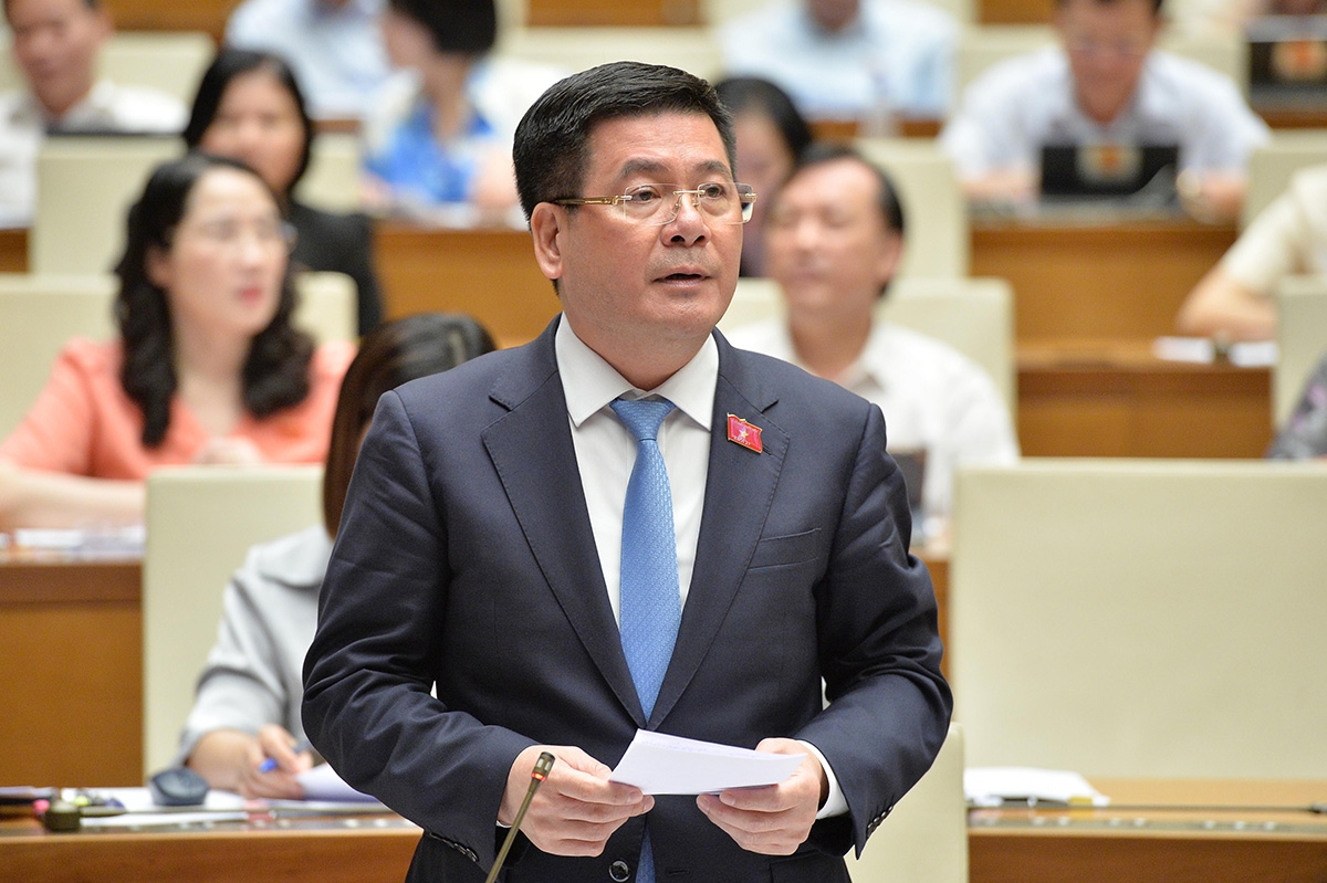 Bộ trưởng Bộ Công Thương Nguyễn Hồng Diên trả lời chất vấn.