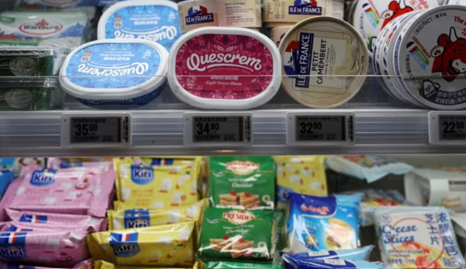 Các sản phẩm phô mai được trưng bày tại khu vực sữa của một siêu thị ở Bắc Kinh, Trung Quốc. Ảnh: Florence Lo