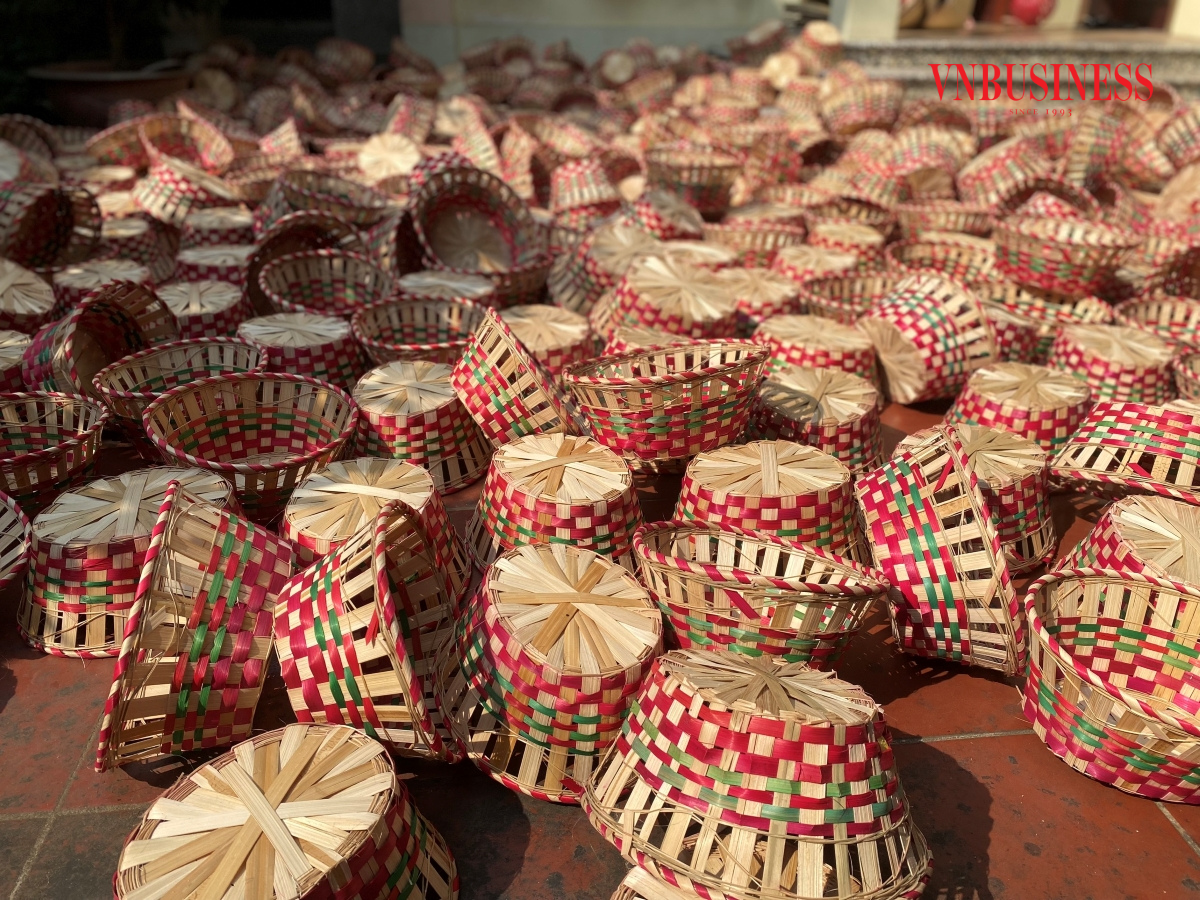 Những chiếc giỏ, rổ, khay, và nhiều sản phẩm khác ra đời không chỉ phục vụ nhu cầu trong nước mà còn hướng tới thị trường quốc tế, đem lại niềm tự hào cho người dân địa phương.