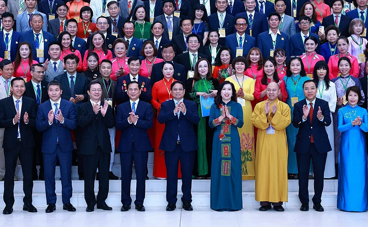 Thủ tướng Chính phủ Phạm Minh Chính chụp ảnh lưu niệm cùng các đại biểu về dự Hội nghị Người Việt Nam ở nước ngoài toàn thế giới lần thứ 4 và Diễn đàn Trí thức và chuyên gia Việt Nam ở nước ngoài năm 2024.