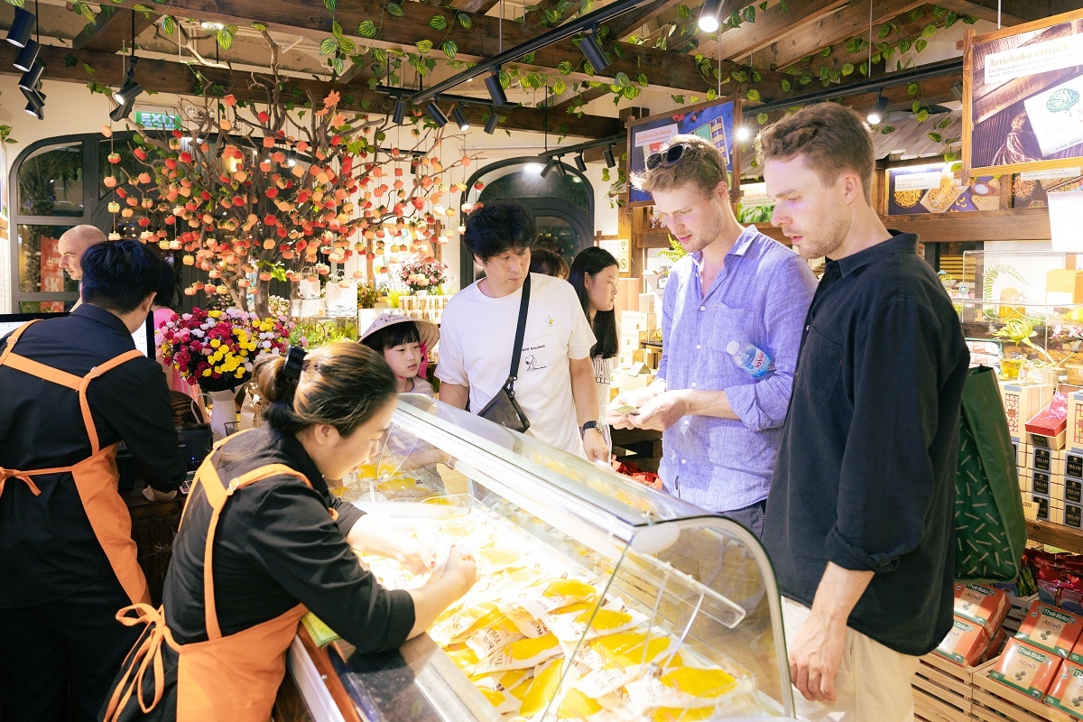 Du khách quốc tế yêu thích lựa chọn các sản vật địa phương tại Langfarm.