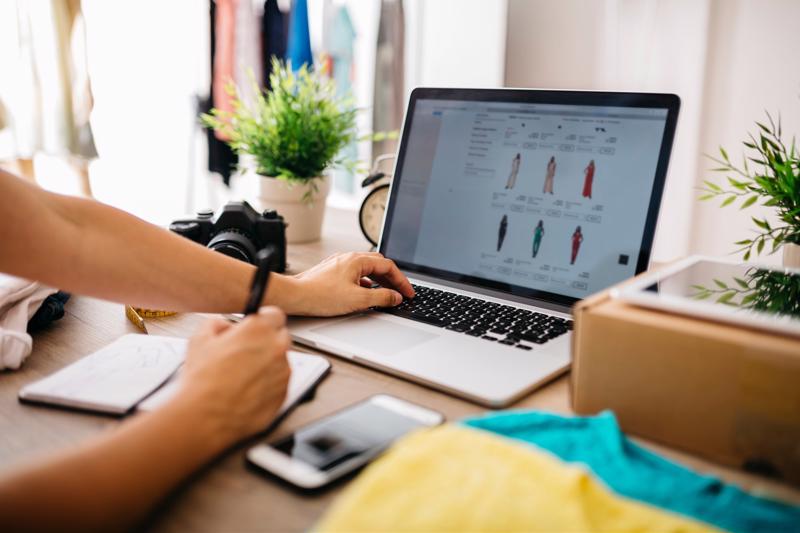 58% số doanh nghiệp có bán hàng thông qua mạng xã hội và hơn 24% các doanh nghiệp đã tham gia các sàn thương mại điện tử.