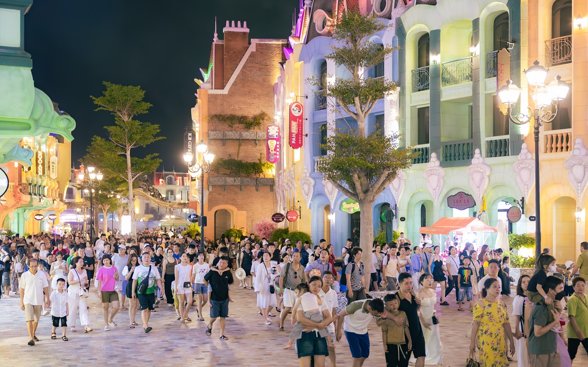 Lượng khách đông đảo tại Nha Trang tại Vinpearl Harbour là mơ ước của bất kỳ đơn vị kinh doanh nào.