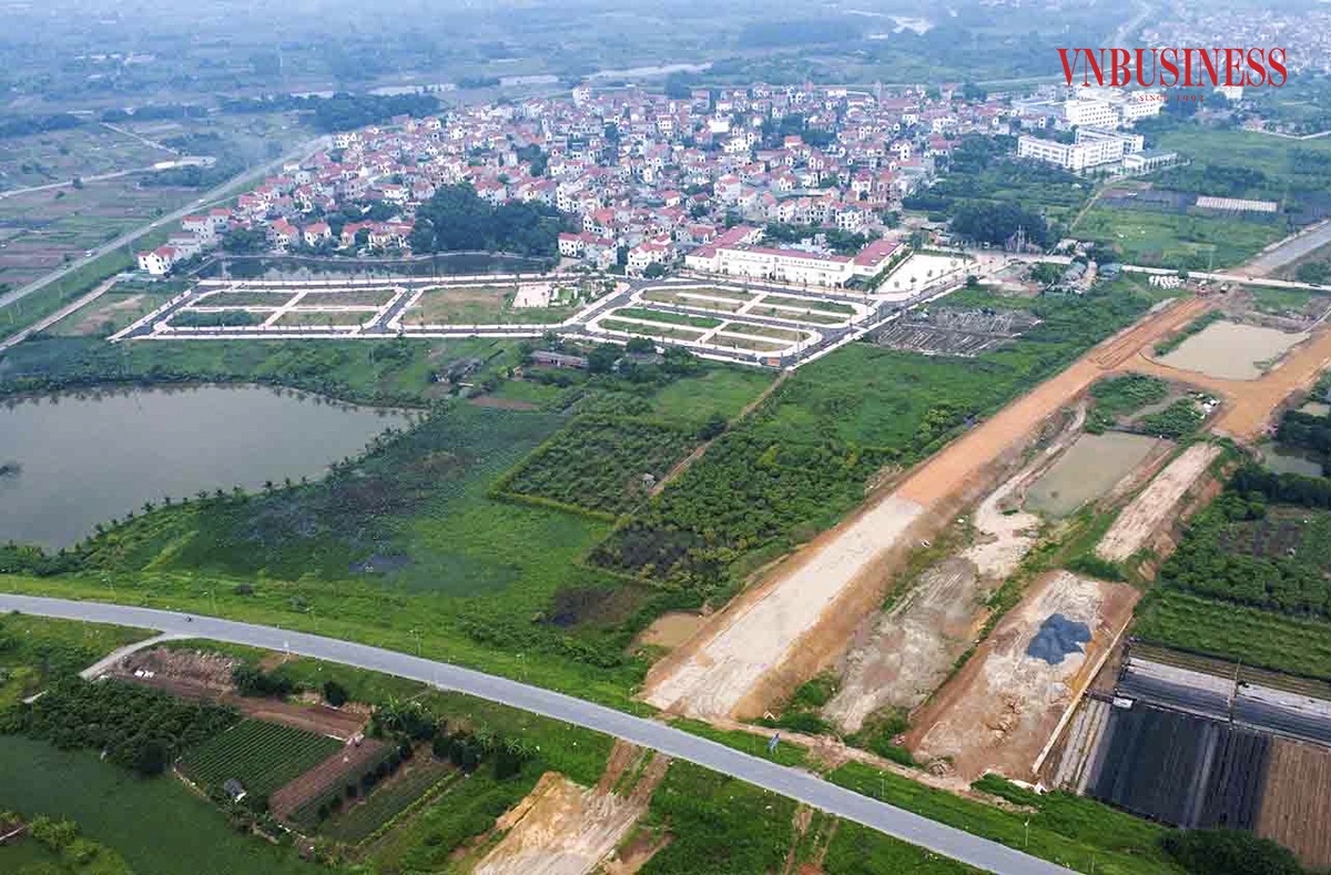 Theo ghi nhận của PV BnBusiness, vị trí 19 lô đất đấu giá này tại khu Lòng Khúc, xã Tiền Yên, nằm cách đường vành đai 4 đang thi công chỉ khoảng 100m.