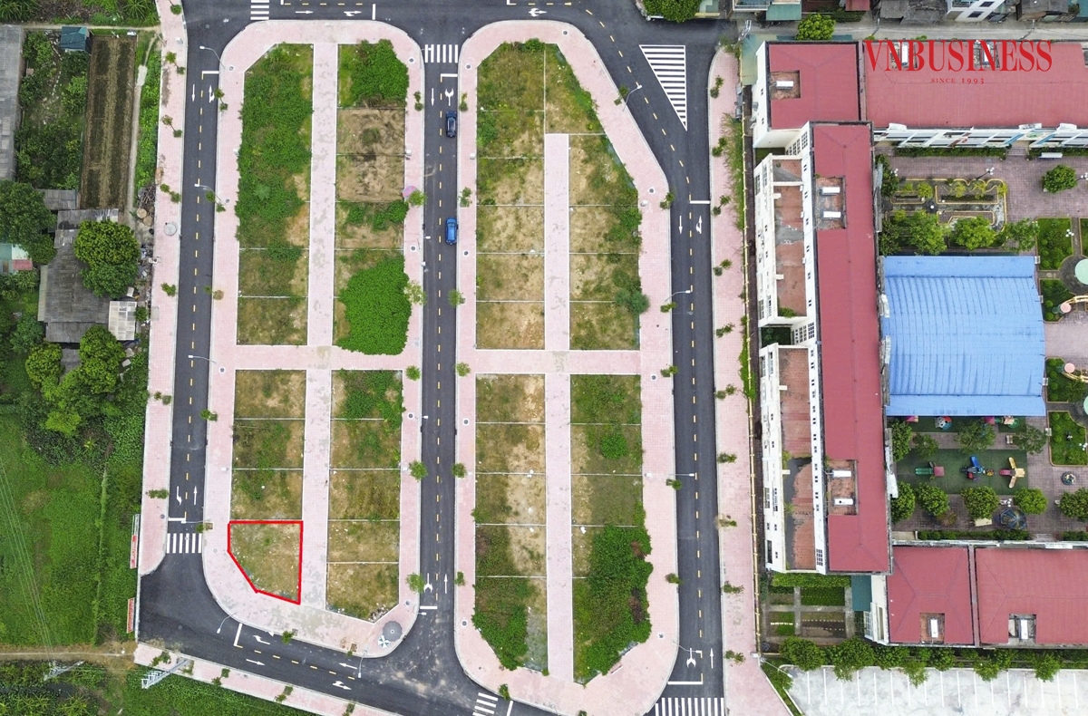 Lô LK03-12 &lpar;lô góc 3 mặt tiền&rpar; có diện tích hơn 113 m2 được trả giá cao nhất là 133,3 triệu đồng/m2. So với giá khởi điểm là 7,3 triệu đồng/m2, lô đất này được nhà đầu tư trả gấp hơn 18 lần. 16 lô còn lại có giá trúng từ 97,3 - 127,3 triệu đồng/m2; 2 lô trúng thấp nhất ở mức giá 91,3 triệu đồng/m2.