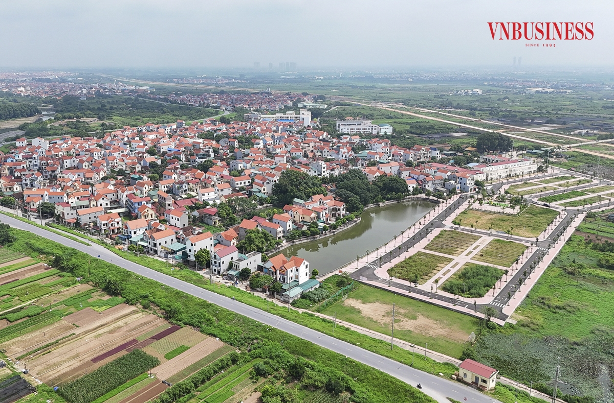 Khu Lòng Khúc, xã Tiền Yên có vị trí phía Đông Bắc giáp đường giao thông &lpar;trục thôn Tiền Lệ và trường Mầm non Tiền Yên&rpar;, phía Nam và phía Đông giáp đất nông nghiệp của xã, phía Tây giáp đất nông nghiệp và hồ nước. Khoảng cách từ trung tâm Hà Nội đến UBND xã Tiền Yên &lpar;theo đại lộ Thăng Long&rpar; chỉ khoảng 20 km.