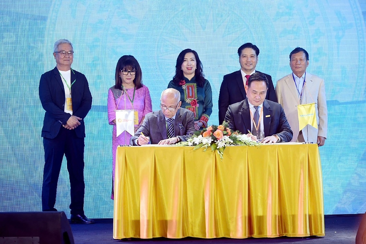 Đại diện Nam A Bank và Hiệp hội Doanh nhân Việt Nam ở nước ngoài ký kết biên bản ghi nhớ hợp tác chiến lược.