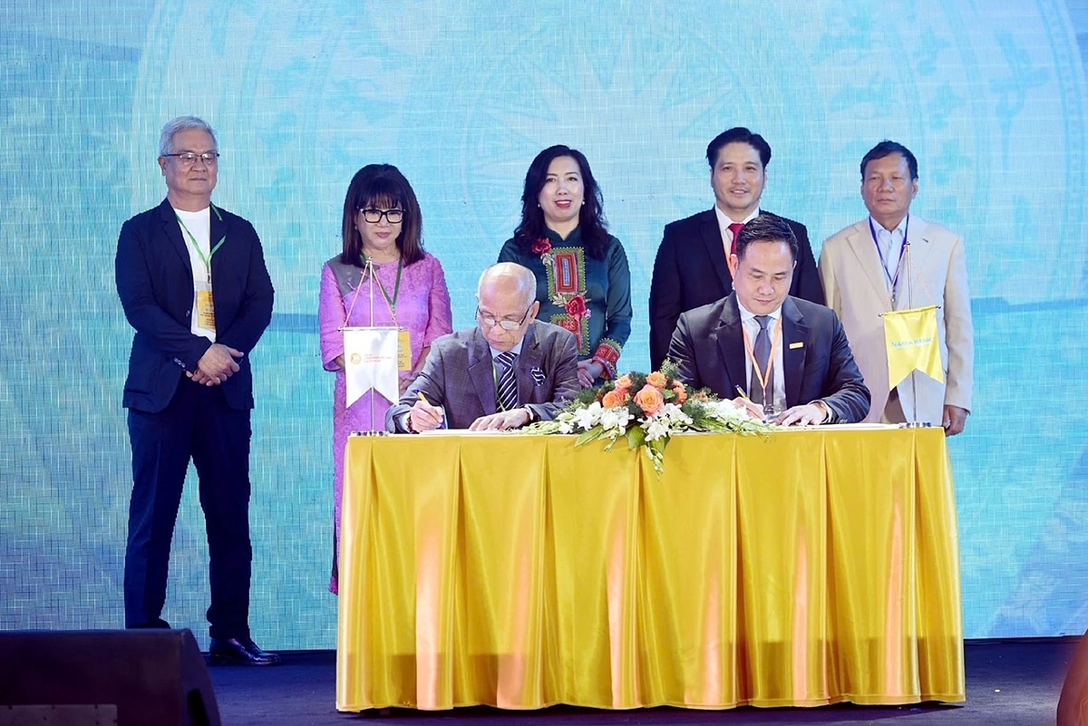 Đại diện Nam A Bank và Hiệp hội Doanh nhân Việt Nam ở nước ngoài ký kết biên bản ghi nhớ hợp tác chiến lược.