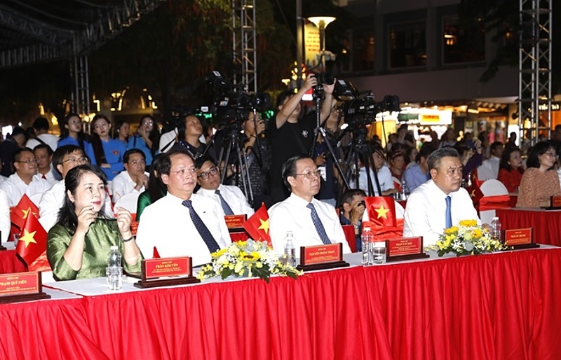 Đại biểu lãnh đạo thành phố Hà Nội và Thành phố Hồ Chí Minh tham dự buổi lễ.