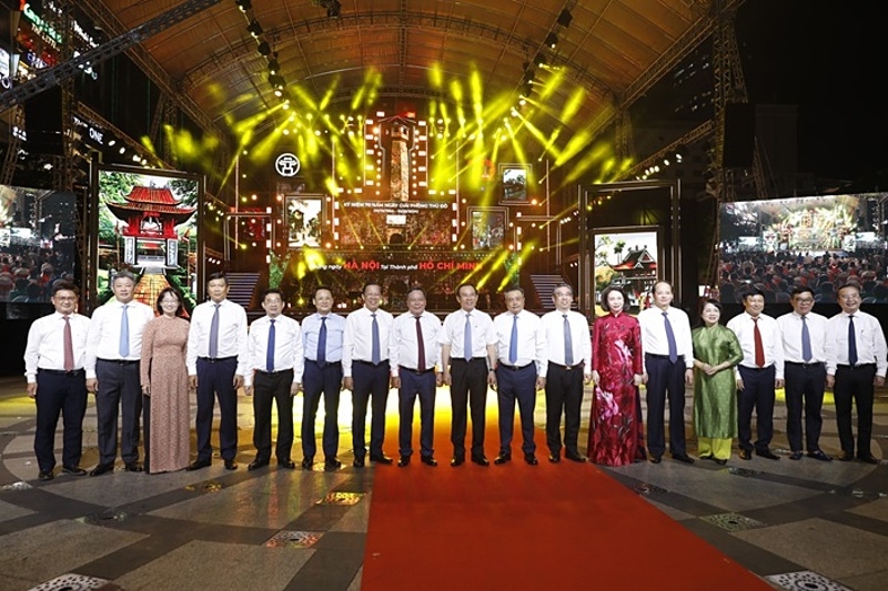 Lãnh đạo thành phố Hà Nội và Thành phố Hồ Chí Minh chụp ảnh lưu niệm tại buổi lễ.