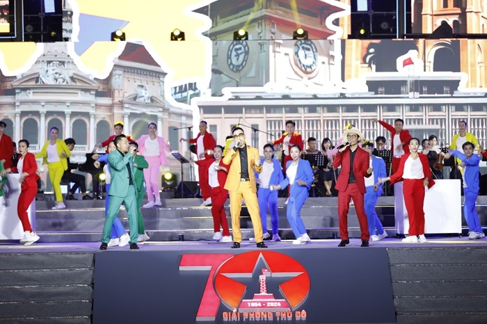 Với sự kết hợp giữa các phần trình diễn dàn nhạc, hợp xướng, ca múa, hoạt cảnh…