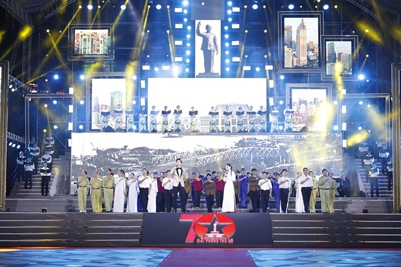 Tiếp đó là phần biểu diễn các tiết mục đặc sắc trong đêm nghệ thuật có chủ đề Dấu son Hà Nội.