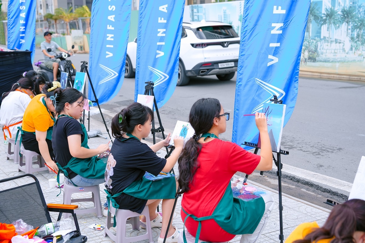 Cư dân nhí tại Vinhomes Grand Park tham gia sự kiện “Vẽ tương lai Xanh”.