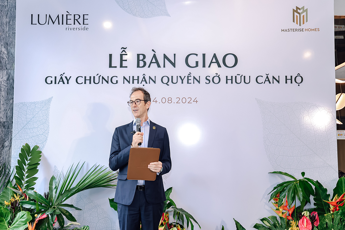 Ông Julian Wyatt, CEO Công ty Masterise Property Management chia sẻ tại buổi lễ.