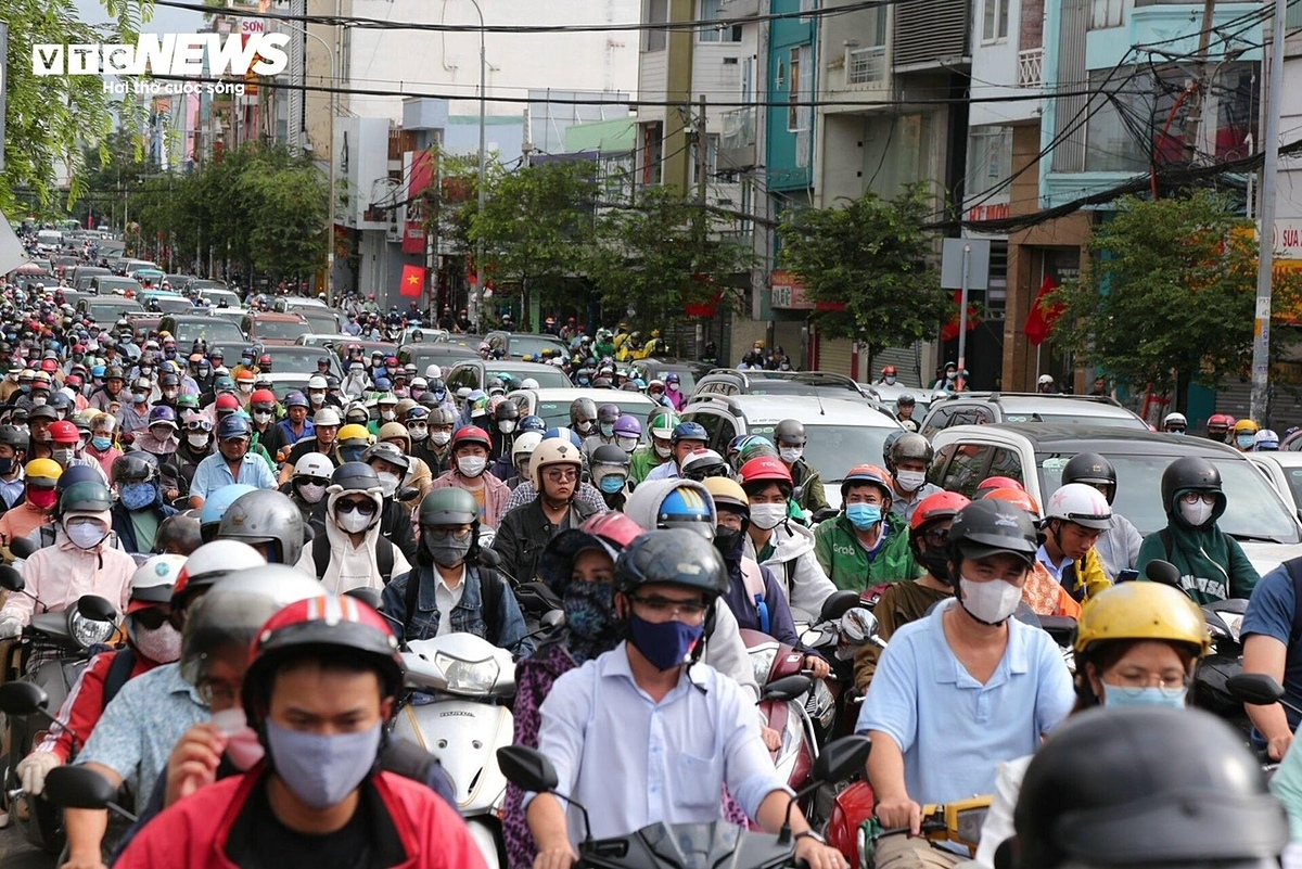 Hành trình đưa con đến trường là một trong những nỗi ám ảnh của nhiều phụ huynh tại các đô thị lớn.