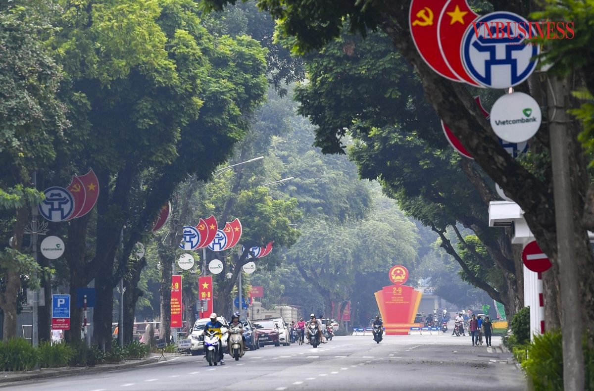 Những ngày này tại Hà Nội, khắp phố phường đều rực rỡ sắc đỏ của cờ hoa, pano, áp phích chào mừng 79 năm ngày Cách mạng Tháng Tám và Quốc khánh nước Cộng hòa Xã hội Chủ nghĩa Việt Nam &lpar;2/9/1945 - 2/9/2024&rpar;.