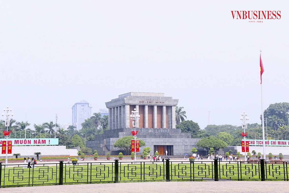 Lăng Chủ tịch Hồ Chí Minh trên Quảng trường Ba Đình - Quảng trường lớn nhất Việt Nam. Tại đây, ngày 2/9/1945, Chủ tịch Hồ Chí Minh đã đọc bản Tuyên ngôn Độc lập khai sinh ra nước Việt Nam Dân chủ Cộng hòa. Phạm Hòa
