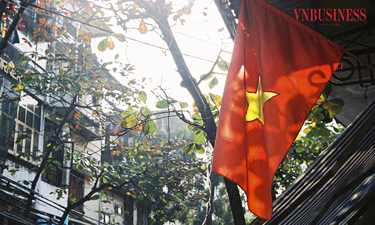 Không khí chào mừng kỷ niệm 79 năm ngày Cách mạng Tháng Tám và Quốc khánh 2/9 lan tỏa khắp phố phường Thủ đô Hà Nội.