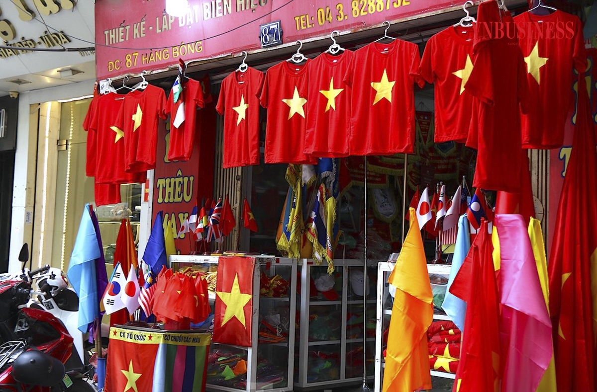 Cờ tổ quốc, áo cờ đỏ sao vàng được bày bán tại tuyến phố Hàng Bông.