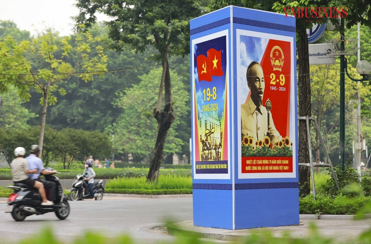 Hình ảnh Chủ tịch Hồ Chí Minh đọc Bản Tuyên ngôn Độc lập, khai sinh nước Việt Nam Dân chủ Cộng hòa hiện diện trang trọng tại phố Điện Biên Phủ.