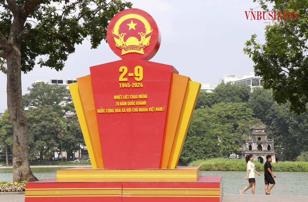 Nhiều tuyến phố trung tâm của Hà Nội, như Hoàng Diệu, Hùng Vương, Đinh Tiên Hoàng, Điện Biên Phủ... đã được trang trí bằng hình khối, khẩu hiệu, tranh cổ động và pano chào mừng kỷ niệm 79 năm Cách mạng Tháng Tám và Quốc khánh 2/9.