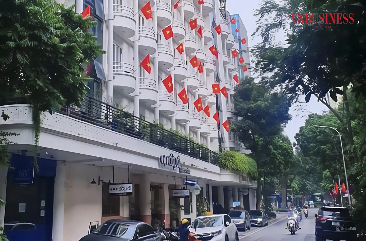 Tại phố Tông Đản &lpar;quận Hoàn Kiếm&rpar;, hàng chục lá Quốc kỳ được treo trên ban công một tòa nhà.