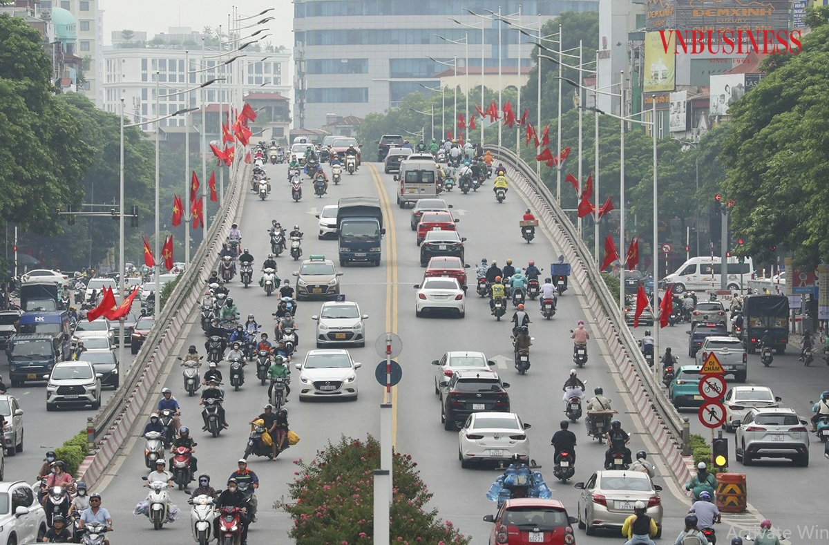 Tại các nút giao thông cũng được trang hoàng lộng lẫy cơ hoa chào mừng Quốc khánh 2-9.