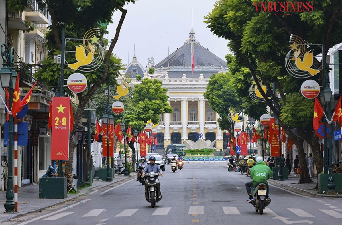 Nhà Hát Lớn và Quảng trường Cách mạng Tháng Tám &lpar;phường Tràng Tiền, Hoàn Kiếm, Hà Nội&rpar; nơi đã diễn ra cuộc mít tinh phát động tổng khởi nghĩa và giành chính quyền vào ngày 19/8/1945.