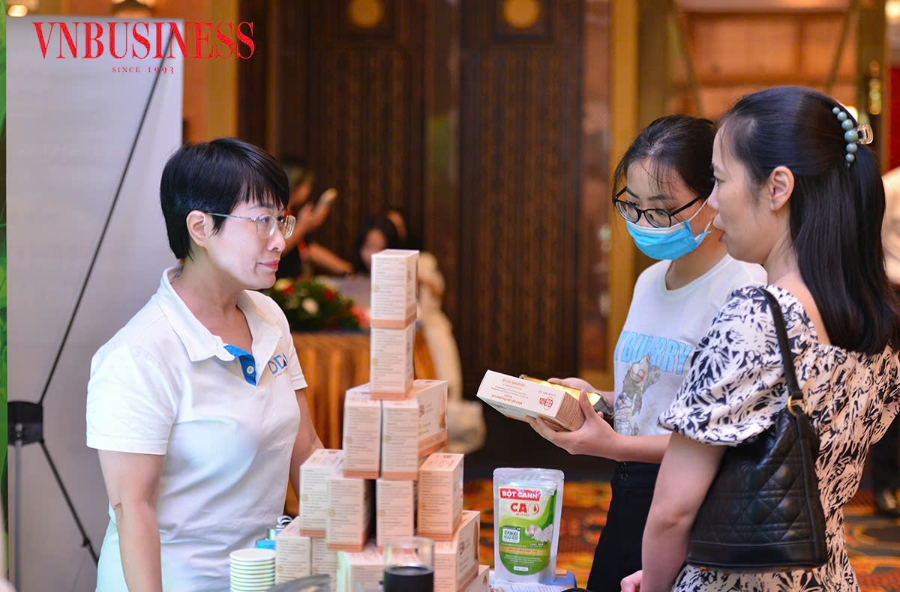 Một trong những hạn chế lớn nhất hiện nay là mối liên kết giữa các tác nhân trong cùng một khâu &lpar;liên kết ngang&rpar;, cũng như giữa các khâu &lpar;liên kết dọc&rpar; trong chuỗi giá trị còn lỏng lẻo &lpar;Trong ảnh: Quầy sản phẩm canxi hữu cơ từ vỏ trứng gà của Công ty cổ phần đầu tư DDA Việt Nam&rpar;