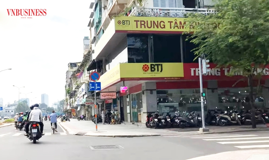 Mặt bằng nhà phố trung tâm TP.HCM đang có giá thuê vô cùng đắt đỏ, khiến nhiều doanh nghiệp gặp khó.