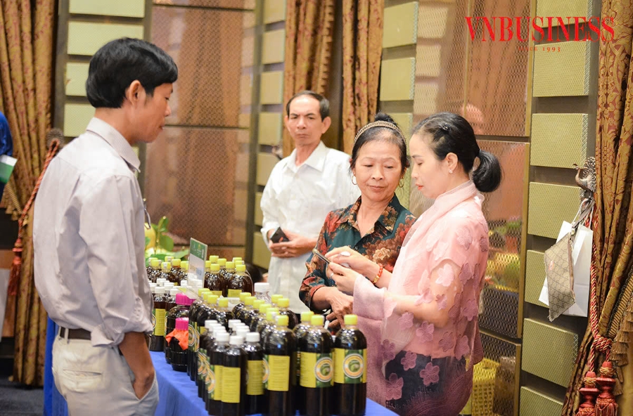 Tiêu thụ sản phẩm vẫn là bài toán không chỉ đối với doanh nghiệp lớn mà còn là thách thức lớn đối với các HTX &lpar;Trong ảnh: Quầy trưng bày sản phẩm nước cốt nhàu của Hợp tác xã Hán Thị &lpar;Bắc Ninh&rpar; tại Diễn đàn&rpar;