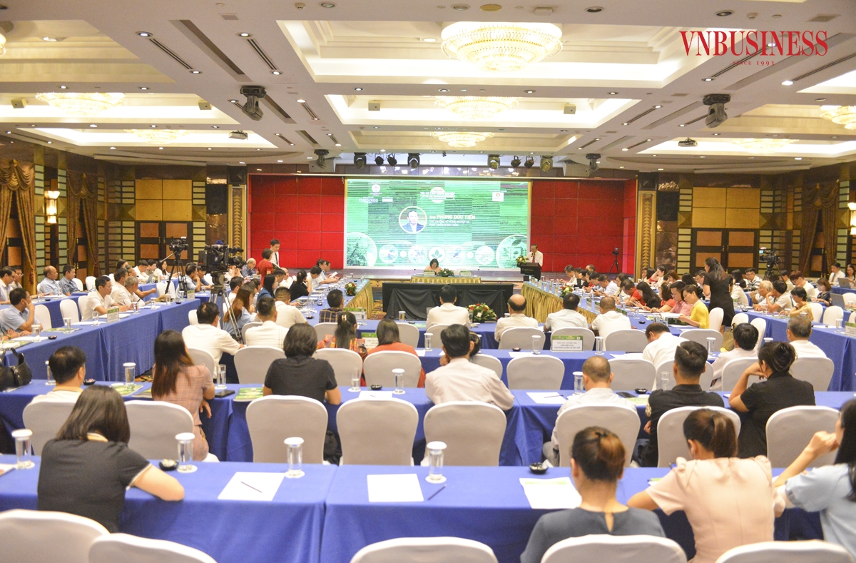 Tham dự Diễn đàn có sự tham gia của đông đảo các chuyên gia, nhà quản lý, đại diện các hợp tác xã &lpar;HTX&rpar; và doanh nghiệp nông nghiệp trong nước và các tổ chức quốc tế.