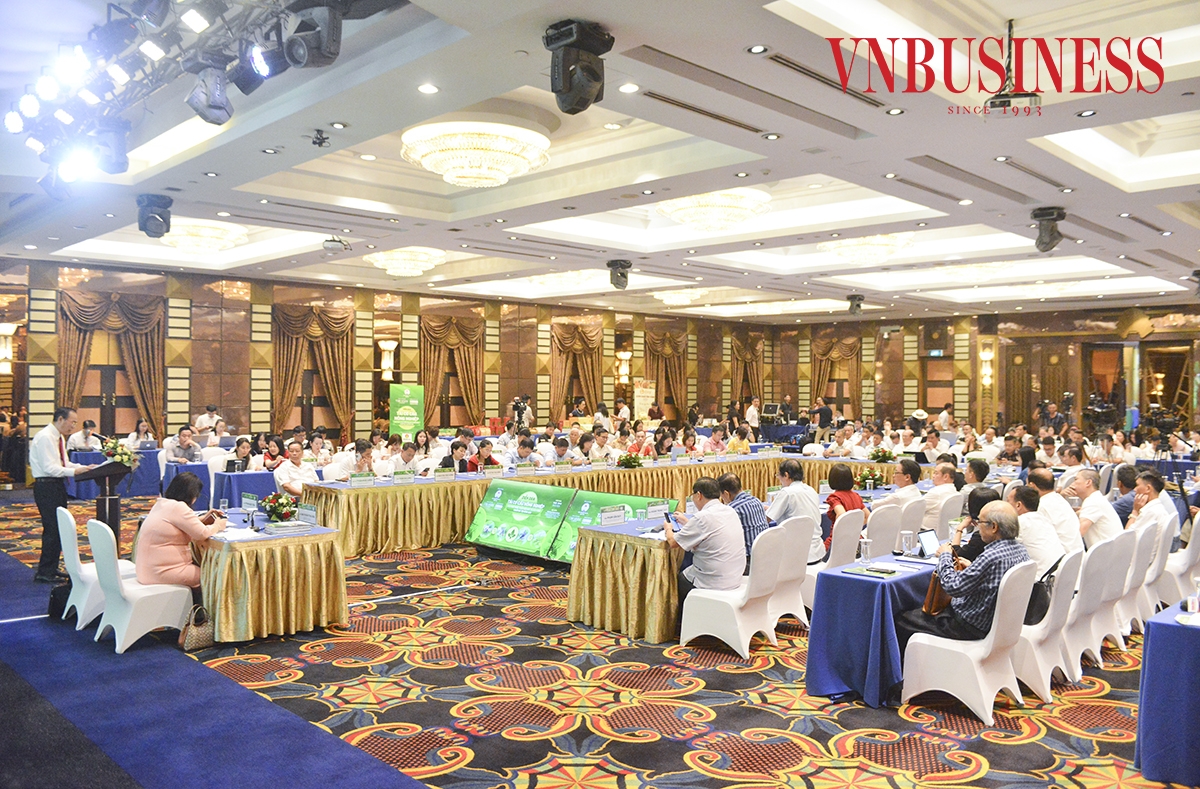 Tham dự Diễn đàn có sự tham gia của đông đảo các chuyên gia, nhà quản lý, đại diện các hợp tác xã &lpar;HTX&rpar; và doanh nghiệp nông nghiệp trong nước và các tổ chức quốc tế. Diễn đàn lần này nhằm mục tiêu thúc đẩy phát triển bền vững và hiệu quả chuỗi giá trị nông sản - một yếu tố cốt lõi trong tái cơ cấu ngành nông nghiệp Việt Nam.