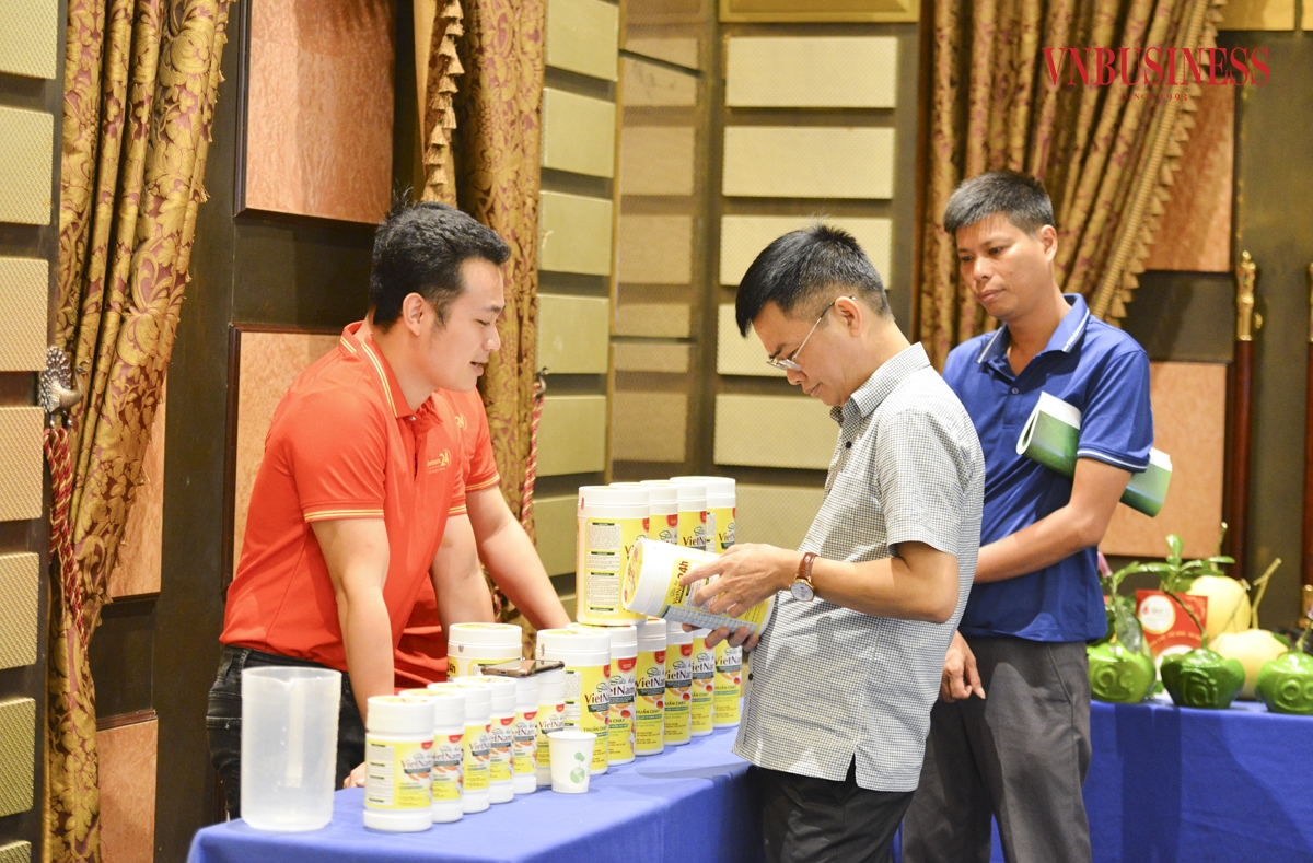 Tham gia sự kiện lần này, các HTX đã trưng bày và giới thiệu các sản phẩm thế mạnh, chủ lực của mình, nhằm tuyên truyền, quảng bá đặc sản của địa phương mình đến toàn thể hội nghị.