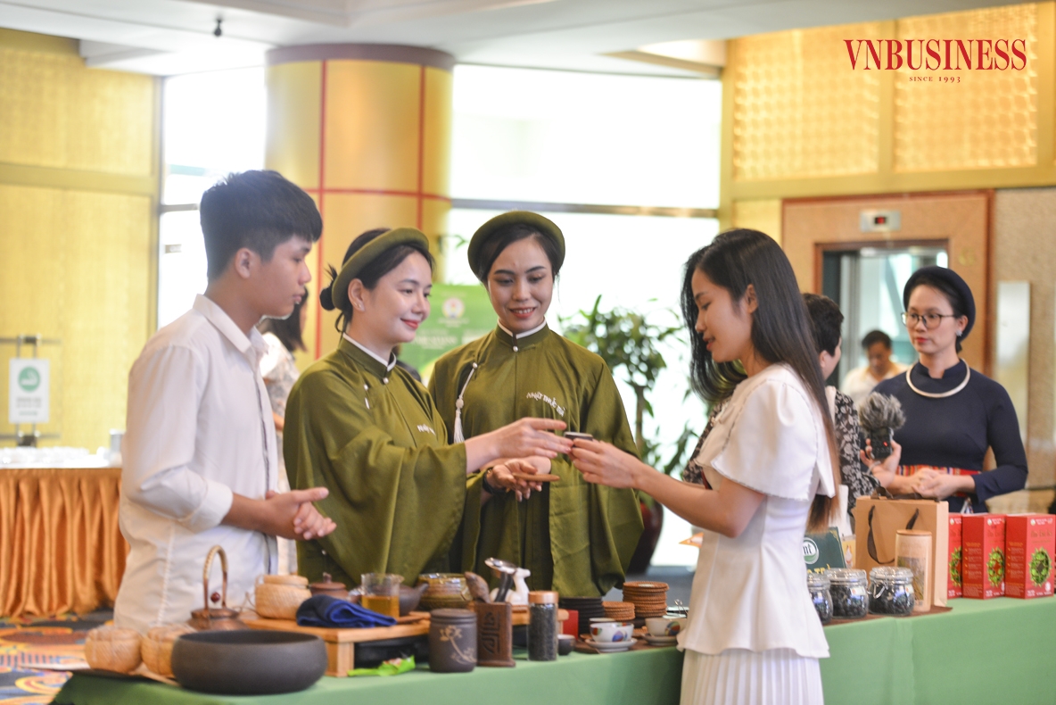 Chia sẻ với VnBusiness, chị Trần Thu Thủy, thành viên HTX chè Nhật Thức &lpar;thứ 2 từ bên trái sang&rpar; cho biết: “Sự kiện lần này là cơ hội để HTX quảng bá, giới thiệu những sản phẩm đặc sản của mình tới các đại biểu cũng như đông đảo người tiêu dùng”