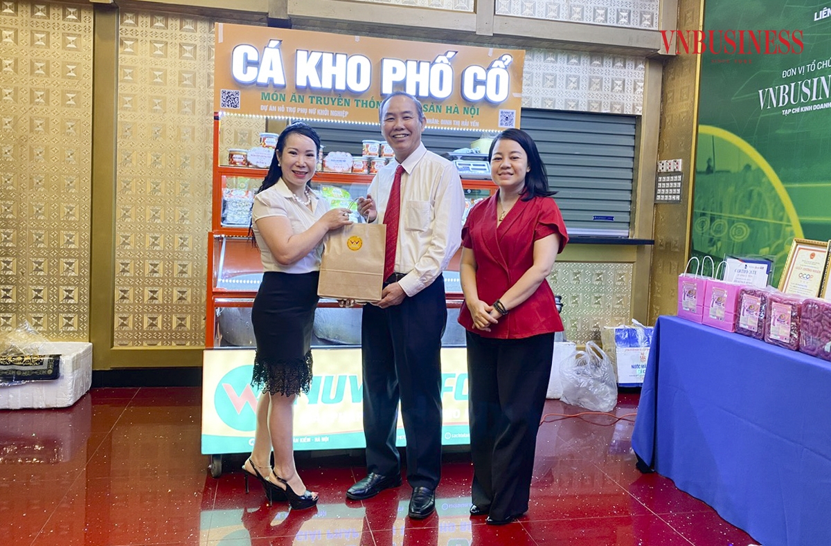 Ông Phùng Đức Tiến – Thứ trưởng Bộ NN&PTNT tham quan và chụp ảnh lưu niệm với HTX tại không gian trưng bày và giới thiệu sản phẩm.