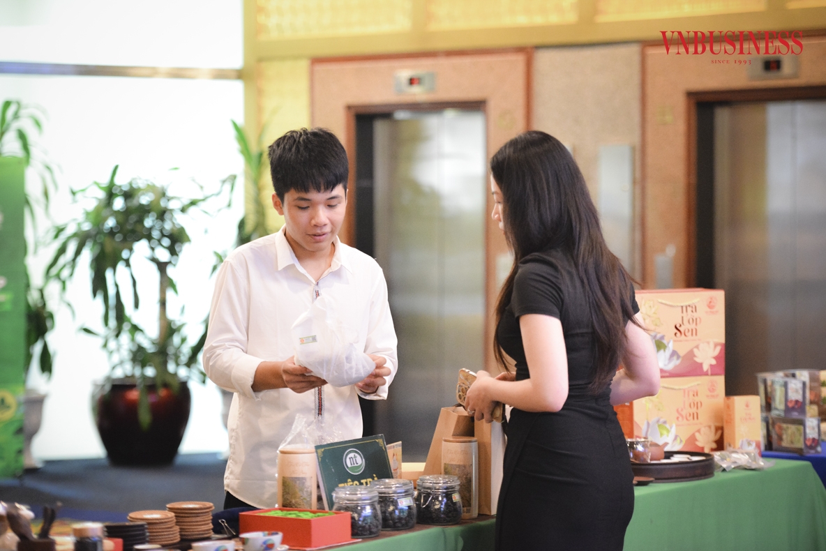 Sự kiện lần này thu hút hơn 20 gian hàng với hàng trăm sản phẩm tiêu biểu, chất lượng cao đến từ các HTX tại Hà Nội và một số tỉnh thành lân cận