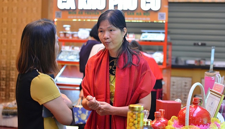 Giám đốc HTX Tiên Dương Phạm Thị Lý chia sẻ về mô hình chuỗi liên kết khép kín, “5 nhà” đó là: nhà quản lý, nhà khoa học, nhà sản xuất, nhà phân phối và người tiêu dùng.