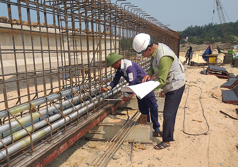 Thi công các dầm cầu tại dự án đường ven biển và cầu Nhật Lệ 3 &lpar;Quảng Bình&rpar;