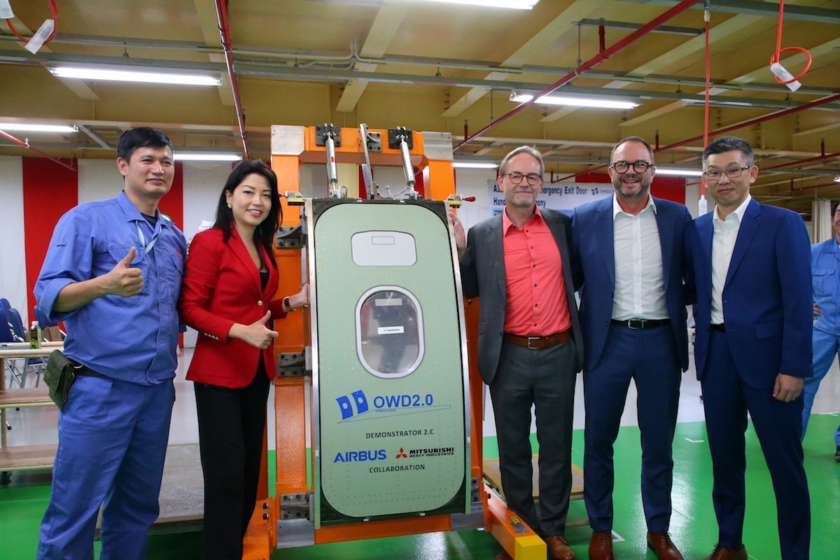 Cửa thoát hiểm trên cánh của